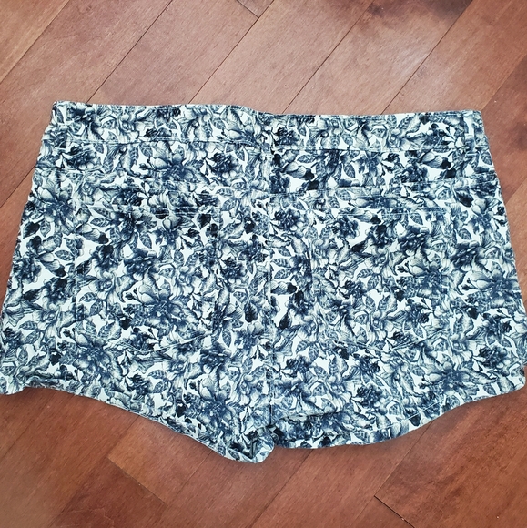 H&M floral denim shorts - Picture 2 of 4